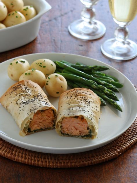 Creative Dinner Recipes, Filo Recipes, Bake Fish, Filo Pastry Recipes, Pastry Dinner, Salmon Dinner Recipes, Pastry Rolls, Salmon Baked, Healthy Seafood Recipes