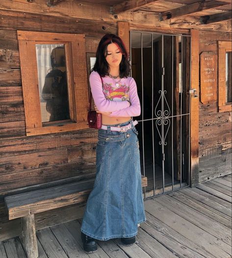 Denim Long Skirt Outfit, Long Jean Skirt Outfits, Y2k Long Skirt, Long Skirt Aesthetic, Demin Skirt Outfit, 90s Fashion Denim, Denim Midi Skirt Outfit, Long Denim Skirt Outfit, Skirt Outfits Aesthetic