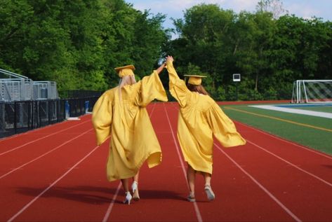 Graduation, friend, yellow, walking, white dress, yellow gown, white heels, posing inspo, cap and gown, cap decoration, high school graduation, college, stanford, university, football field, graduation pictures, friend poses, white graduation dress. Field Graduation Pictures, White Cap And Gown, White Graduation Dress, Graduation Gown And Cap, Sports Photoshoot, Graduation College, White Dresses Graduation, Graduation Poses, Yellow Gown