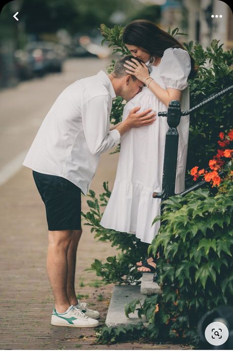 Downtown Maternity Shoot, City Maternity Shoot, Pregnancy Announcement Pictures, Black And White Maternity, Maternity Photo Outfits, Maternity Photography Poses Couple, Maternity Photography Outdoors, Couple Pregnancy Photoshoot, Maternity Photography Poses Pregnancy Pics