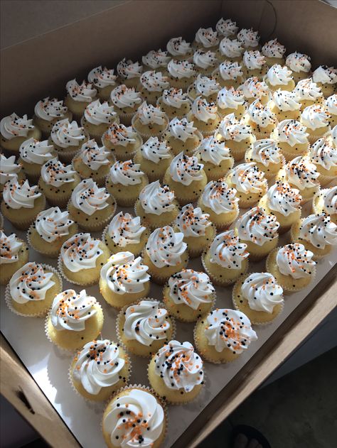 Mini Cupcakes Aesthetic, Cupcakes Aesthetic, Donat Glaze, Bake Sale Packaging, Halloween Sprinkles, Cupcake Decoration, Cupcake Cake Designs, Food Drinks Dessert, Homemade Snacks