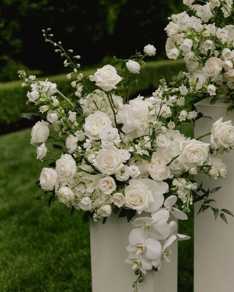 For A & I 🤍💚🤍 Photos @innayas Planning and design @claire_blushandbowties @blushandbowties Florist @foreverwildfield Stationery @pinkpeonypress Decor @simplybeautifuldecor Venue @graydonhallmanor #torontowedding #graydonhallmanor #tablescape #weddingcentrepiece #modernwedding #antibride #stylishwedding #wedding #weddingday #weddingphotography #topweddingphotography #bridal #weddings #weddinginspiration #weddingideas #weddingphoto #weddingstyle #dreamwedding #weddingplanner #torontowe... Greenery Wedding Florals, All White Wedding Florals, Altar Wedding Flowers, Flower Plinth, Plinth Flowers, Minimalist White Wedding, White Plinth, Green And White Wedding Flowers, Altar Flowers Wedding