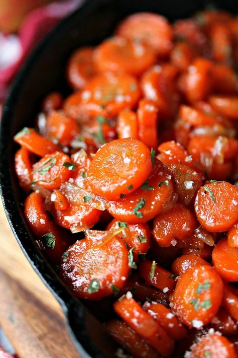 Honey Glazed Carrots from cravingsofalunatic.com- Sliced Carrots cooked simply in a cast iron pan. The prep for this recipe takes just 10 minutes. Start on the stovetop, then finish in the oven for perfectly cooked honey glazed carrots. Recipes Stove Top, Honey Glazed Carrots Recipe, Carrots Recipes, Carrots Cooked, Sliced Carrots, Cast Iron Skillet Cooking, Glazed Carrots Recipe, Honey Glazed Carrots, Onion Vegetable