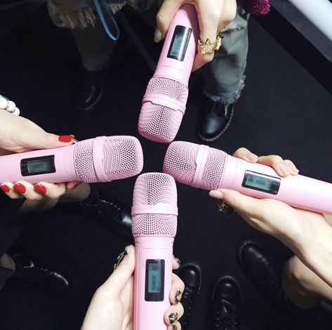 Blackpink Microphone, Lisa Japan, Blackpink Jisoo, A Girl, Girl Group, A Photo, Black Pink, Japan, Pink