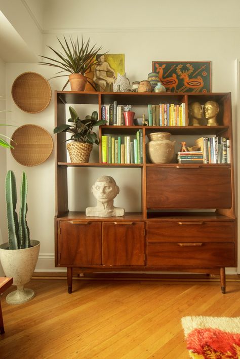 My Houzz: Eclectic Treasures Find a Home in a 1910 Victorian Eclectic Victorian Home, 1960 Home Decor, Modern Folk Interior Design, Folk Interior, Mcm Eclectic, New Jersey House, Vintage Eclectic Home, Old School Desks, Dutch Home