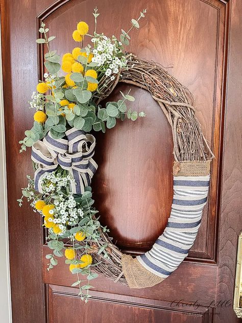 Valentine's Day Wreath - Our Southern Home Simple Front Porch, Summer Front Porch Ideas, Summer Front Porch Decor, Christmas Decoration Storage, Diy Valentines Day Wreath, Porch Wreath, Valentine's Day Wreath, Rustic Valentine, Summer Front Porches