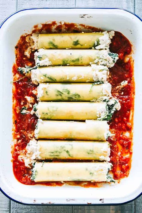 Cannelloni pasta tubes packed with a cheesy ricotta & chicken filling, topped with a creamy tomato sauce. Simple, super easy to make, and SO tasty! #cannelloni #pasta Canaloni Fillings, Chicken Cannelloni, Ricotta Chicken, Caneloni Recipe, Baked Fish Tacos, Cannelloni Pasta, Ricotta Stuffed Chicken, Easy Steak Fajitas, Ricotta Spinach