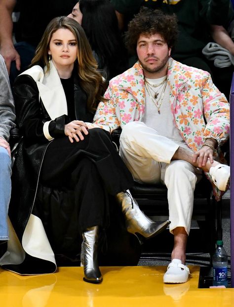 Selena Gomez Brasil, [3 de jan de 2024 às 05:42] #SOCIAL: Benny Blanco com Selena Gomez via Instagram Stories. Selena Gomez Boyfriend, Acne Boots, Couple Status, Boyfriend Justin, Koffee With Karan, Selena Gomez Photoshoot, Selena Gomez Outfits, Selena G, Love Interest