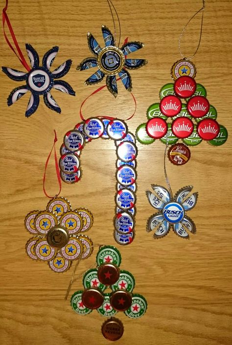 Beer Cap Xmas Ornaments Bottle Christmas Decorations, Hannah House, Beer Cap Projects, Beer Bottle Cap Art, Beer Bottle Cap Crafts, Beer Crafts, Beer Bottle Crafts, Diy Bottle Cap Crafts, Bottle Cap Ideas