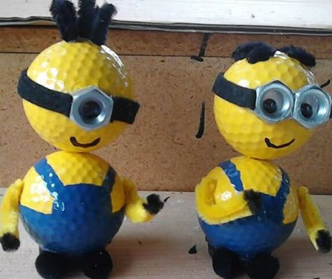 minions made from golf balls Bowling Ball Art, Golf Crafts, Golf Birthday Gifts, Golf Ball Gift, Golf Ball Crafts, Baskets For Men, Golf Art, Golf Birthday, Golf Balls