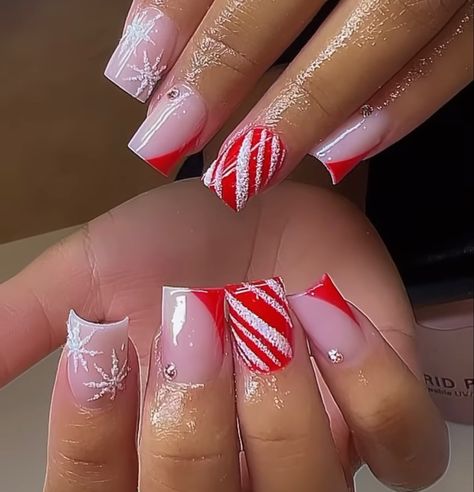 Christmas Acrylics French Tip, Short Christmas Nail Designs Square, Winter Nail Ideas Square, Cute Short Acrylic Nails Christmas, Red Short Christmas Nails, Christmas Shorties, Xmas Nails Square, Christmas Nail Designs Square, Christmas Nails With Gems