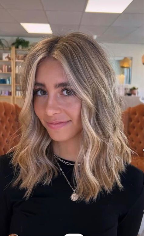 Unique Hairstyles For Long Hair, Layered Haircuts Bob, Dirty Blonde Hair With Highlights, Blonde Hair Summer, Highlights 2023, Medium Length Layered Haircuts, Sandy Blonde Hair, Medium Length Blonde, Blonde Highlights On Dark Hair