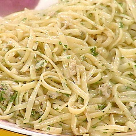 FAST AND EASY LINGUINE WITH WHITE CLAM SAUCE White Clam Sauce Recipe, Linguine With White Clam Sauce, Clam Sauce Recipe, Linguine And Clams, Clam Sauce Linguine, Clam Pasta, White Clam Sauce, Linguine Recipes, Clam Sauce