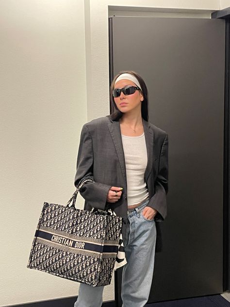 Gabrielle Marshall on Instagram Christian Dior tote bag Christian Dior Shoes Outfit, Dior Tote Bag Outfit, Christian Dior Bag Outfit, Dior Tote Bag, Christian Dior Tote, Dior Book Tote Outfit, Dior Bag Outfit, Christian Dior Tote Bag, Christian Dior Tote Bag Pink