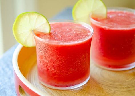 Watermelon Slushies - Made with natural ingredients! #watermelon #slushie #drink #recipe #easy Watermelon Juice Benefits, Watermelon Slushies, Frozen Summer Drinks, Frosé Recipe, Watermelon Juice Recipe, Watermelon Slushie, Fast Metabolism Recipes, Fmd Recipes, Fast Metabolism Diet Recipes