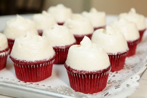 Magnolia Bakery's red velvet cupcakes Magnolia Cupcakes, Magnolia Bakery Banana Pudding, Savory Cakes, Magnolia Bakery, Magnolias Bakery, Velvet Cupcakes, Red Velvet Cupcakes, Köstliche Desserts, Bakery Recipes