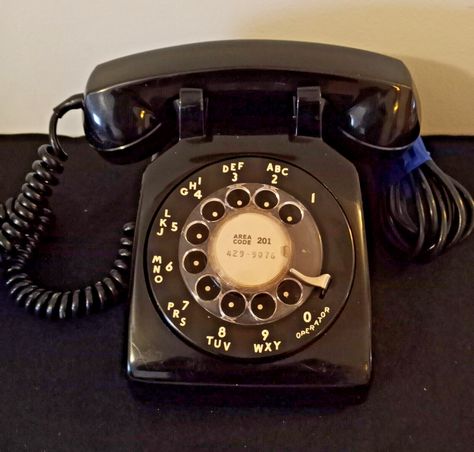 Vintage Antique Rotary Desktop Telephone - Black 500 Antique Radios, Vintage Items Antiques, Vintage Phone, Vintage Toys 1960's 1950s, Old Fashioned Telephone, Antique Rotary Phone, Vintage Landline Phone, 1940s Telephone, Canadian Things