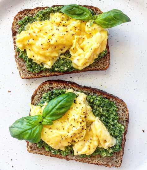 Quick Pesto & Scrambled Eggs on Toast - Nourish & Tempt Healthy Egg Toast, Egg Toast Recipes, Quick Pesto, Breakfast Bar Ideas, Healthy Breakfast Toast, Toast Recipe Breakfast, Eggs On Toast, Healthy Toast, Healthy Eggs