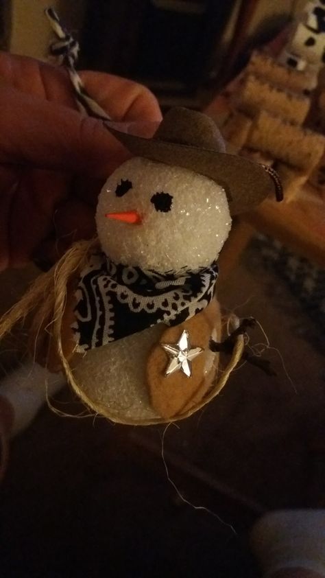 Cowboy Themed Christmas Tree, Diy Western Christmas Ornaments, Ornament Craft, Cowboy Christmas Tree Ideas, Country Christmas Diy, Western Christmas Decorations, Christmas Ball Ornaments Diy, Western Crafts, Christmas Party Gift