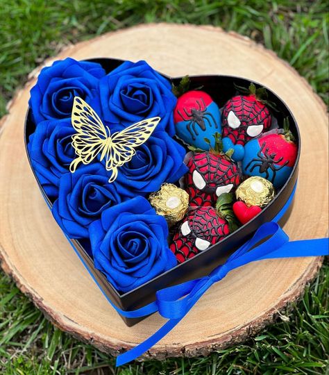 Spider Man Strawberries, Spider Man Theme, Bouquet Business, Man Bouquet, Roses Bouquet Gift, Ribbon Flowers Bouquet, Chocolate Covered Strawberries Bouquet, Spiderman Gifts, Cute Anniversary Gifts