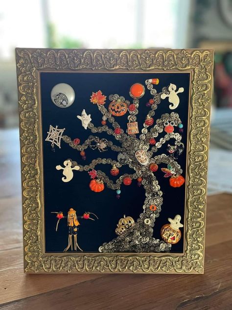 Jewelry Artwork, Buttons Crafts Diy, Jewelry Trees, Old Jewelry Crafts, Costume Jewelry Crafts, Jeweled Christmas Trees, Jewellery Craft, Brooch Art, Jeweled Christmas