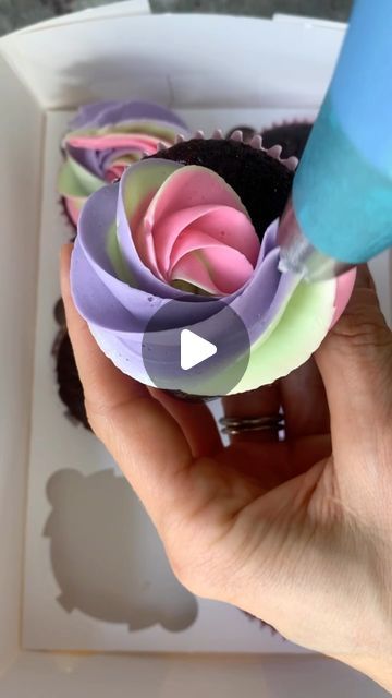 Keri Trbovich on Instagram Cupcake Icing Techniques, Baking Reference, How To Ice Cupcakes, Cupcake Frosting Techniques, Sugar Decorations For Cakes, Piping Buttercream, Cupcake Piping, Decorator Frosting, Frosting Techniques