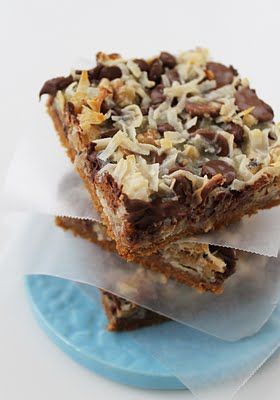 Congo Bars (coconut, graham crackers, chocolate chips, sweetened condensed milk, etc) Congo Bars Recipe, Congo Bars, Coconut Chocolate Bars, Bars Chocolate, Tummy Yummy, Kitchen Retro, St Patricks Day Food, Coconut Bars, Chocolate Chip Cookie Bars