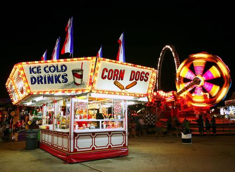 25 State Fair Foods We'll Miss the Most This Year — Eat This Not That Deep Fried Burger, Deep Fried Butter, Carnival Images, Fried Butter, Chocolate Covered Bacon, State Fair Food, Carnival Food, Fried Corn, Fair Food