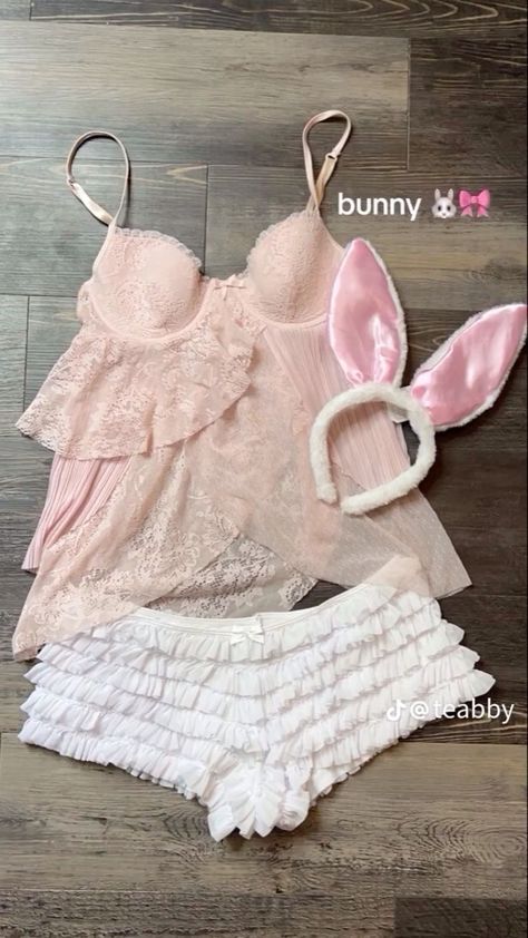 Halloween Costumes 2023, Pink Bunny Costume, Halloween Fashion Outfits, Costumes 2023, Rabbit Halloween, Bunny Halloween Costume, Fairy Halloween Costumes, Trio Halloween Costumes, Pretty Halloween Costumes