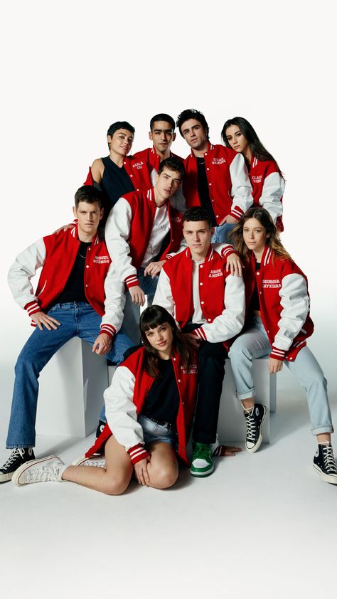 Elite Aesthetics, Yearbook Photoshoot, Group Photo Poses, Group Picture Poses, Carla Diaz, Elite Squad, Arón Piper, Group Poses, Movie Pic