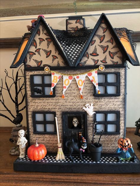 Mini Halloween House Diy, Halloween Mini Haunted Houses, House Teeth Halloween, Halloween Tiny House, Haunted House Birdhouse Ideas, Birdhouse Haunted House, Mini Halloween House, Diy Haunted House Cardboard, Painted Haunted House Craft