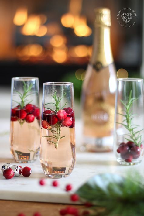 Christmas Sparkling Rosé & Delicious Appetizer Idea #ChristmasDrinks #ChristmasCocktails #ChristmasAppetizers #ChristmasPartyIdeas The Ronettes, Sparkling Christmas, Rosé Christmas, Christmas Drink, Sparkling Rose, Smart School, Holiday Drink, Christmas Cocktail, Work Images