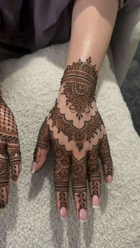 Mehandi Hands For Dp, Aesthetic Fingers Mehndi Designs Unique, Little Mehndi Designs, Mehendi On Fingers, New Mehndi Designs 2024, Mehndi Designs Half Hand, Mehendi Unique Designs, Mendhi Designs Latest, Latest Trending Mehndi Designs