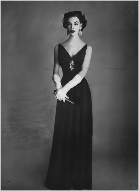 Leonie Vernet in black silk crêpe gown with pendant at the Empire bodice by Traina-Norell, photo by Irving Penn, Vogue, February 1, 1956 1954 Fashion, 1950s Vintage Fashion, Vintage Evening Gowns, Irving Penn, Fashion 50s, Top Photography, What Is Fashion, Fifties Fashion, Vintage Fashion Photography