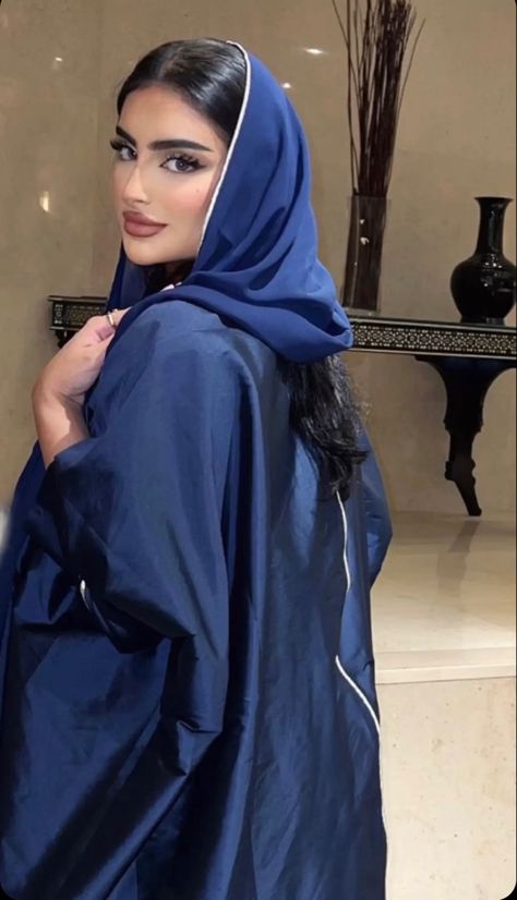 Blouse Outfit Casual, Easy Photography Ideas, Iranian Women Fashion, Arabian Beauty, Winter Fashion Outfits Casual, Arab Beauty, Mode Abaya, Beautiful Status, Beautiful Muslim Women