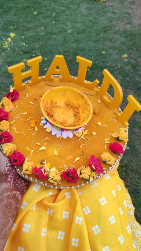 Haldi Dish Decoration, Haldi Dish Decoration Ideas, Haldi Plate Decoration Ideas, Haldi Ceremony Decorations, Food Table Decorations, Indian Wedding Pictures, Nikah Decor, Mehendi Decor Ideas, Flower Jewelry Designs