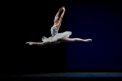 Cupcakes & Conversation with Vanessa Zahorian, Principal, San ... Ballerina Jump, Grand Jete, Ballet Jumps, Pointe Dancer, Ballet Training, San Francisco Ballet, Opera Ballet, Professional Ballet, Paris Opera Ballet