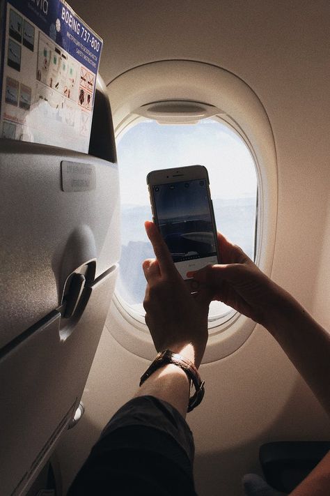 Person Holding Smartphone Airline Flights, Domestic Flights, Delta Airlines, United Airlines, Air Travel, Round Trip, Instagram Foto, Travel Agency, Lessons Learned