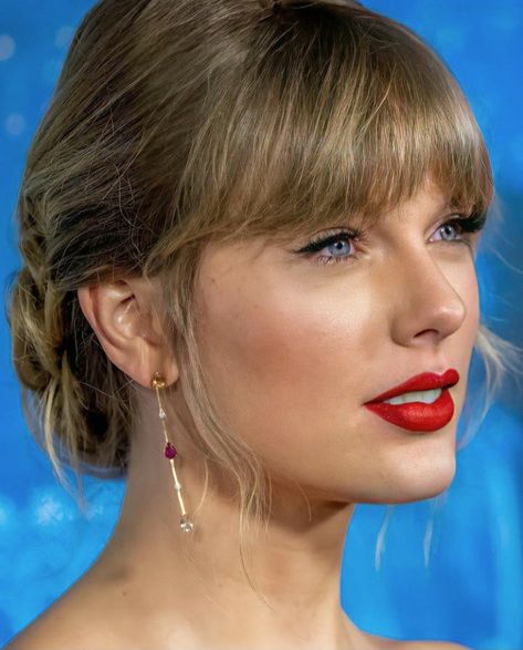 Taylor Swift Wispy Bangs, Taylor Swift Fringe, Taylor Swift Bangs, Taylor Swift Drawing, Miley Cyrus Style, Photos Of Taylor Swift, Blonde Bangs, Estilo Taylor Swift, Taylor Swift 1989