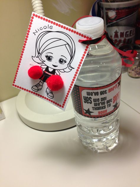 Cheerleader water bottles!! Cheer Happies, Cheer Spirit Sticks, Cheer Snacks, Cheer Treats, Cheer Decorations, Goodie Bag Ideas, Pep Club, Cheerleading Ideas, Cheer Season