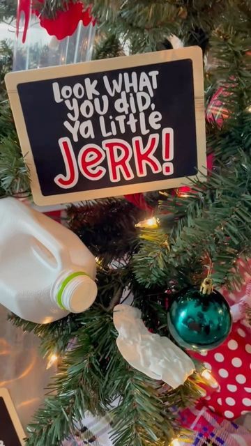 Vinyl Christmas Ornaments, Home Alone Movie, Home Alone Christmas, Themed Dinner, Door Crafts, Christmas Tree Inspiration, Sign Board, Office Christmas Decorations, Office Christmas