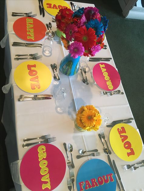 Groovy table setting Groovy Party Centerpiece Ideas, Groovy Table Setting, 60s Table Decorations, 70s Table Setting, Groovy Table Decor, 60s Party Themes, Hippie Cake, Eighties Party, 1970s Party