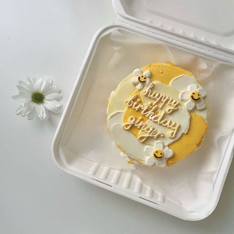 bento cake for her,happy birthday ,bento cake idea,yellow,whote ,with bees Yellow Korean Cake, Yellow Bento Cake Design, Pastel Yellow Cake Aesthetic, Bento Cake Cute Design, Birthday Cake Aesthetic Yellow, Yellow Aesthetic Cake, Daisy Bento Cake, Yellow Bento Cake, Cake Designs Yellow