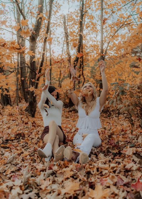 Fall Picture Ideas For Best Friends, Halloween Photoshoot Outfits, Fall Inspo Photos, Fall Best Friend Photoshoot Funny, Friends Fall Photoshoot Ideas, Photoshoot For Two Friends, Fall Pictures Sisters, Friends Fall Pictures, Fall Aesthetic Photoshoot Ideas