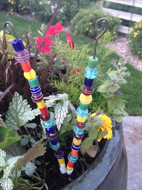 Fairy wands using hanger and glass beads Garden Totems, Garden Junk, Outdoor Crafts, Children's Garden, Garden Whimsy, Glass Garden Art, Fairy Wands, Garden Art Crafts, Glass Garden