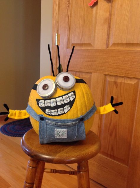 Minion Pumpkin with braces #hatcherorthodontics Dental Pumpkin Painting Ideas, Pumpkin Painting Ideas Dental, Pumpkin Painting Ideas Minions, Pumkin Carving Dental, Evil Minion Pumpkin, Huddle Board, Minion Pumpkin, Scare Crow, Minion Halloween