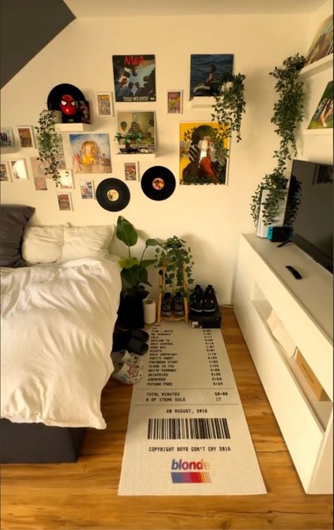 Poster For Room Ideas, College Bedroom Apartment Ideas, Room Decor Frank Ocean, Poster Design Bedroom, Room Inspo Music Posters, Poster In Room Ideas, Room Poster Inspo Wall, Bedroom Ideas With Posters, Room Poster Wall Ideas