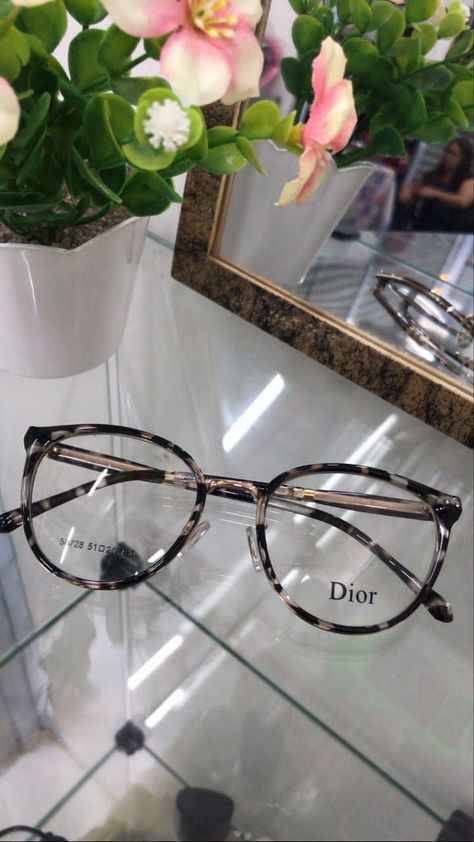 Glasses Women Fashion Eyeglasses, Cute Glasses Frames, Classy Glasses, Glasses Frames Trendy, Glasses Inspiration, Fancy Glasses, Glasses For Your Face Shape, Glasses Trends, Womens Glasses Frames