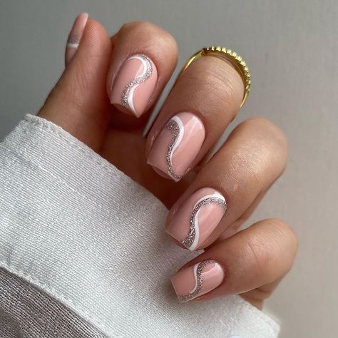 Holiday Nail Designs Winter, Nail Ideas Holiday, Cute Holiday Nails, Holiday Nails Winter Christmas, Winter Holiday Nails, Nail Designs Holiday, Christmas Holiday Nails, Oval Manicure, Nails Winter Christmas