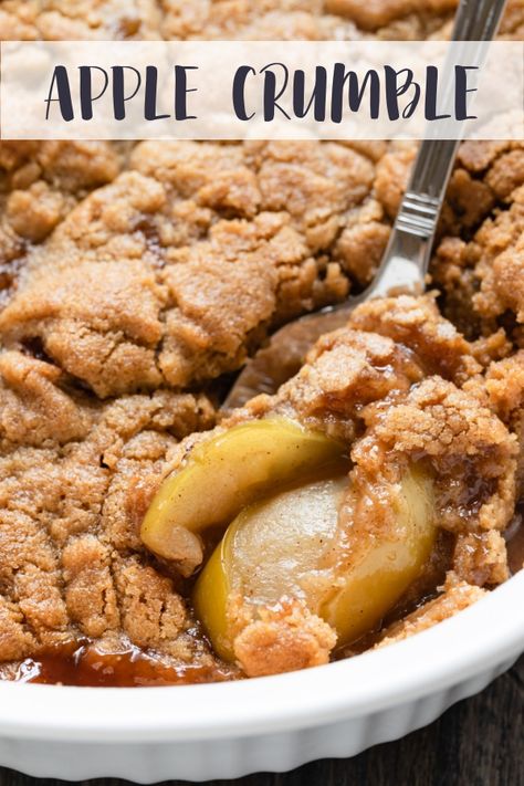 Apple crumble with crispy cookie topping spiced with warm cinnamon and ginger! #apple #crumble Best Apple Crumble Recipe, Best Apple Crumble, Easy Apple Crisp Recipe, Apple Crumble Recipe, Crumble Pie, Cookie Toppings, Apple Cobbler, Crumble Recipe, Apple Crisp Recipes